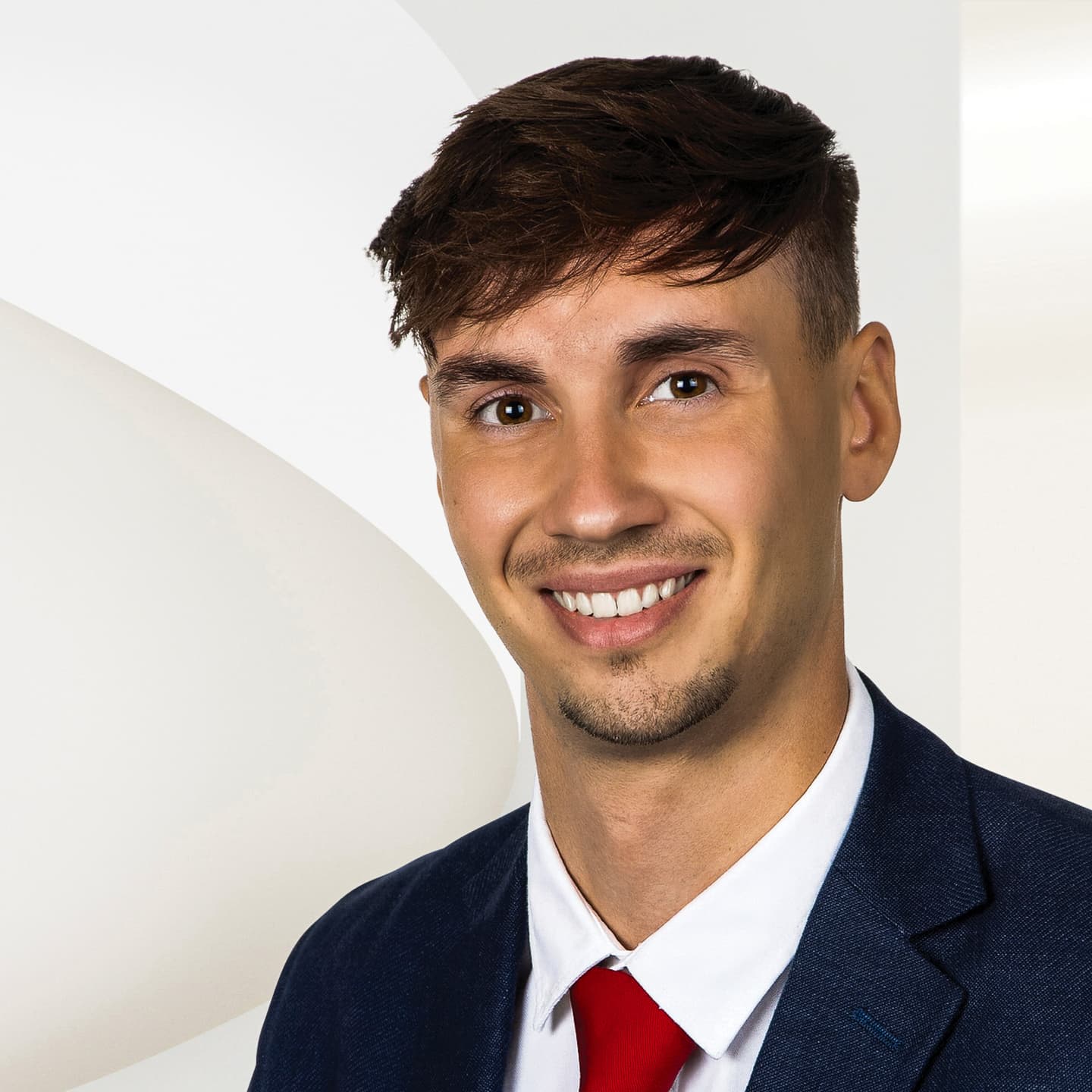 Lukas mit rote Krawatte_1582x1582_150dpi_RGB-2.jpg